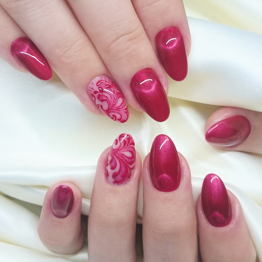 Zselés manikűrtechnikák: CrystaLac-ok (3 STEP, ONE STEP, Chro°Me, Tiger Eye , Prismatic és My Glow), Baby Boomer géllakkal és lenövésmentes géllakkozás CoverPRO CrystaLac-kal, Easy Off-os megerősítés